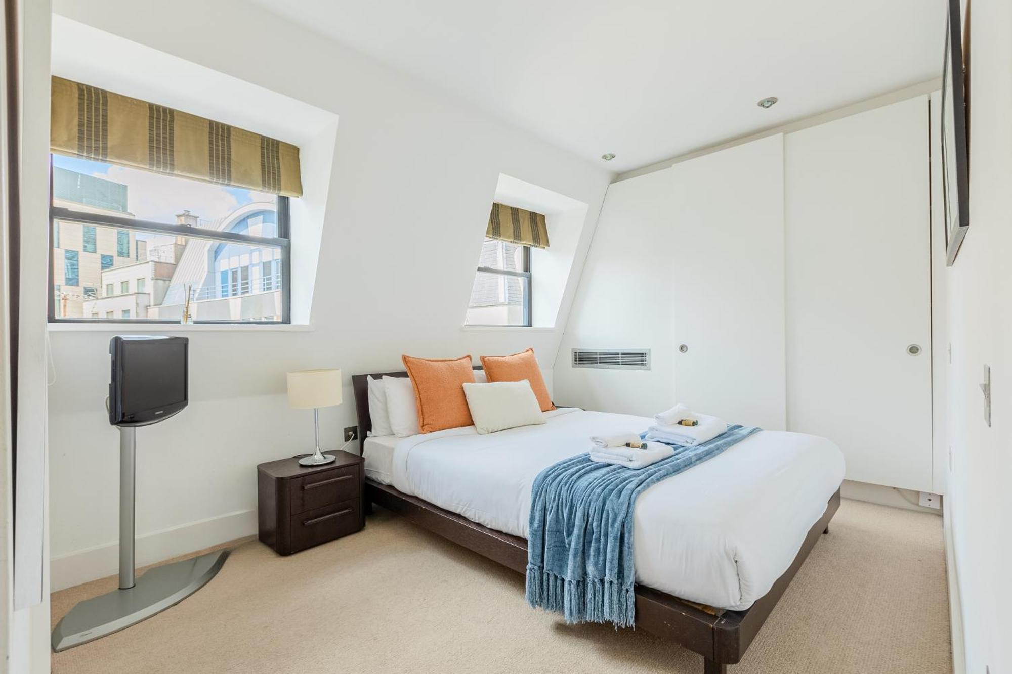 Stunning Serviced Apartments, Steps From Monument Station * Londra