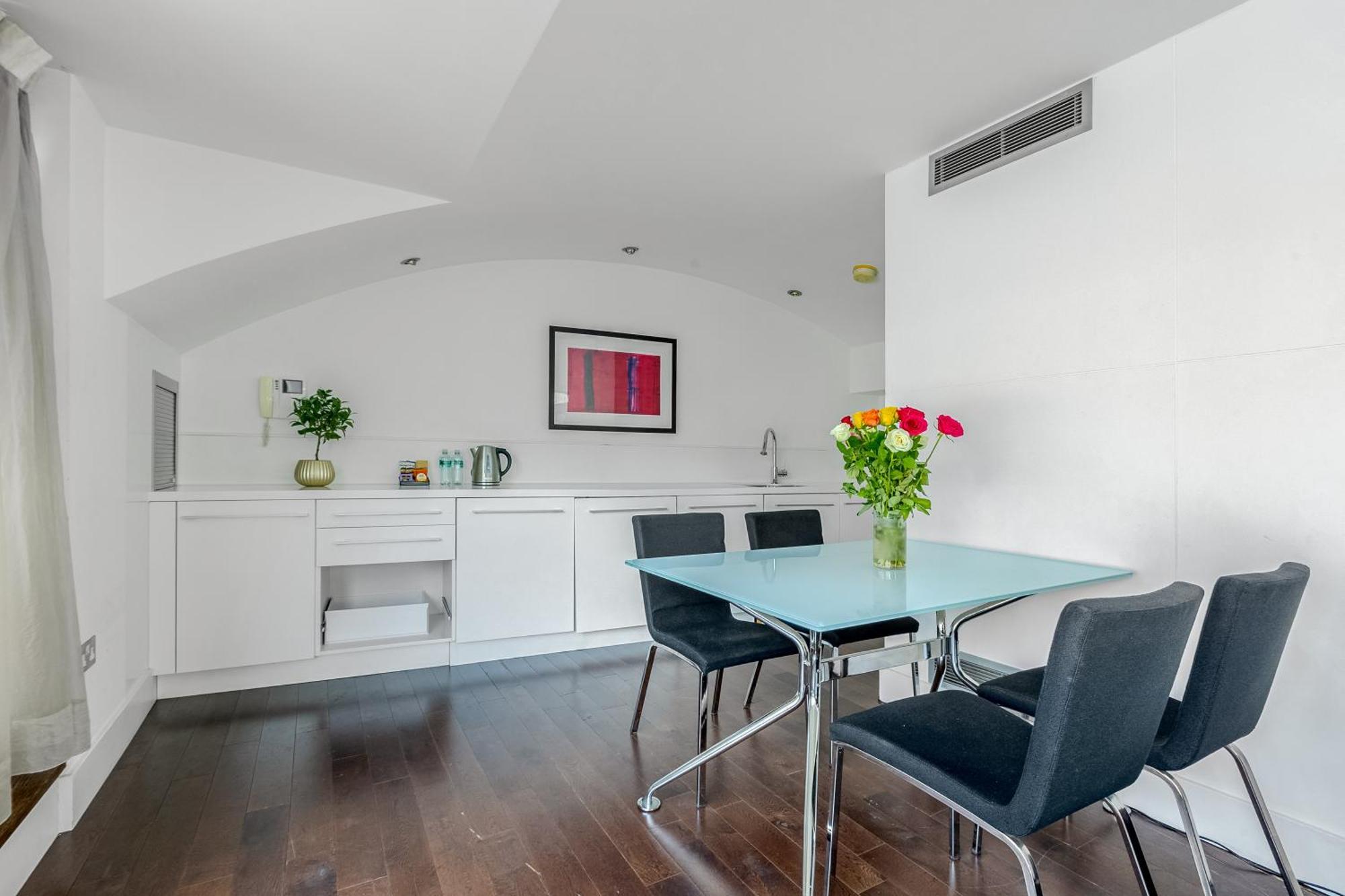 Stunning Serviced Apartments, Steps From Monument Station Londra