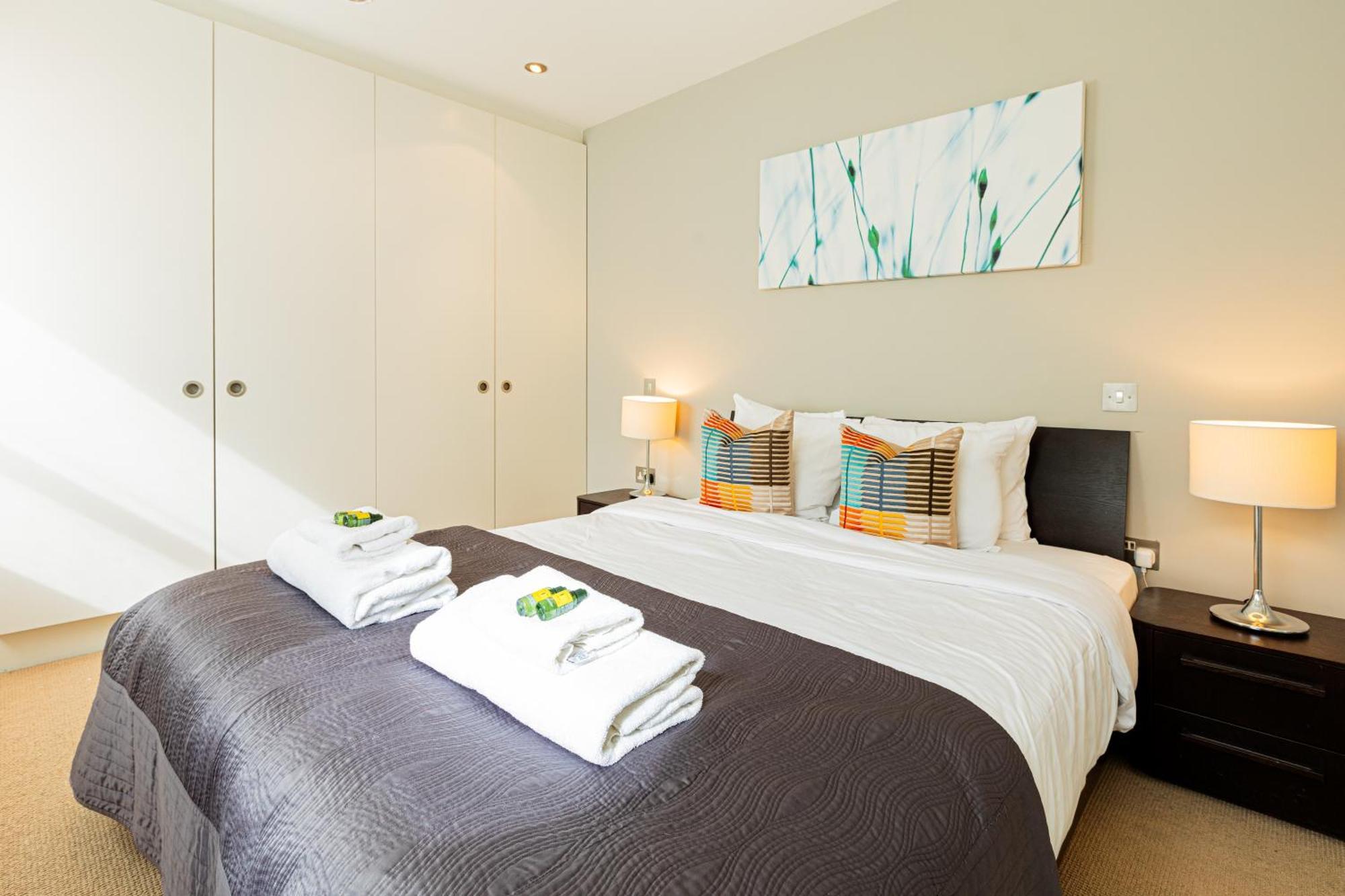 Stunning Serviced Apartments, Steps From Monument Station