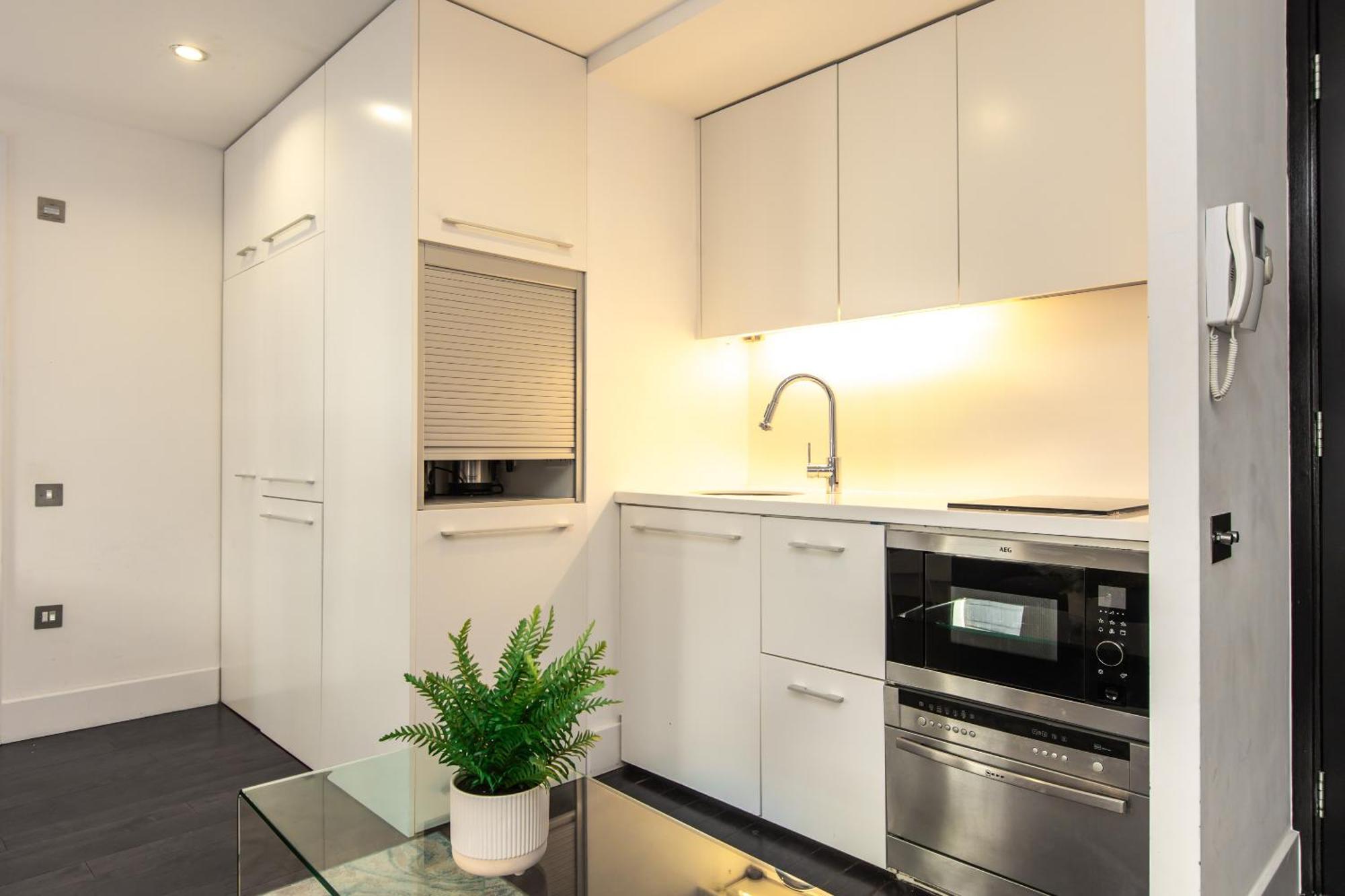 Stunning Serviced Apartments, Steps From Monument Station * Londra