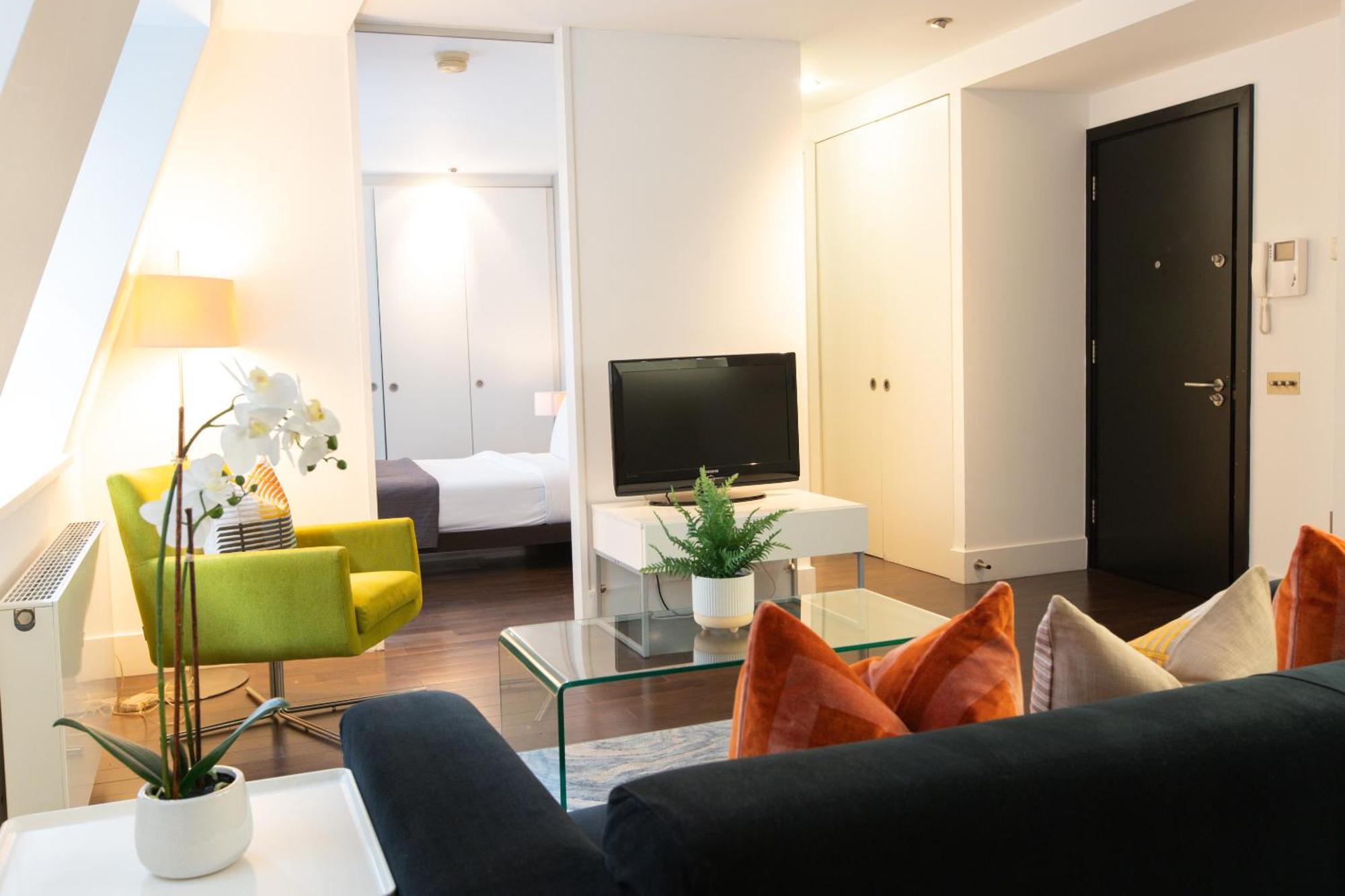 Stunning Serviced Apartments, Steps From Monument Station Londra