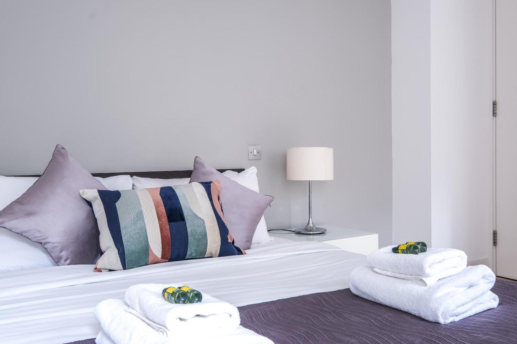 Stunning Serviced Apartments, Steps From Monument Station Londra