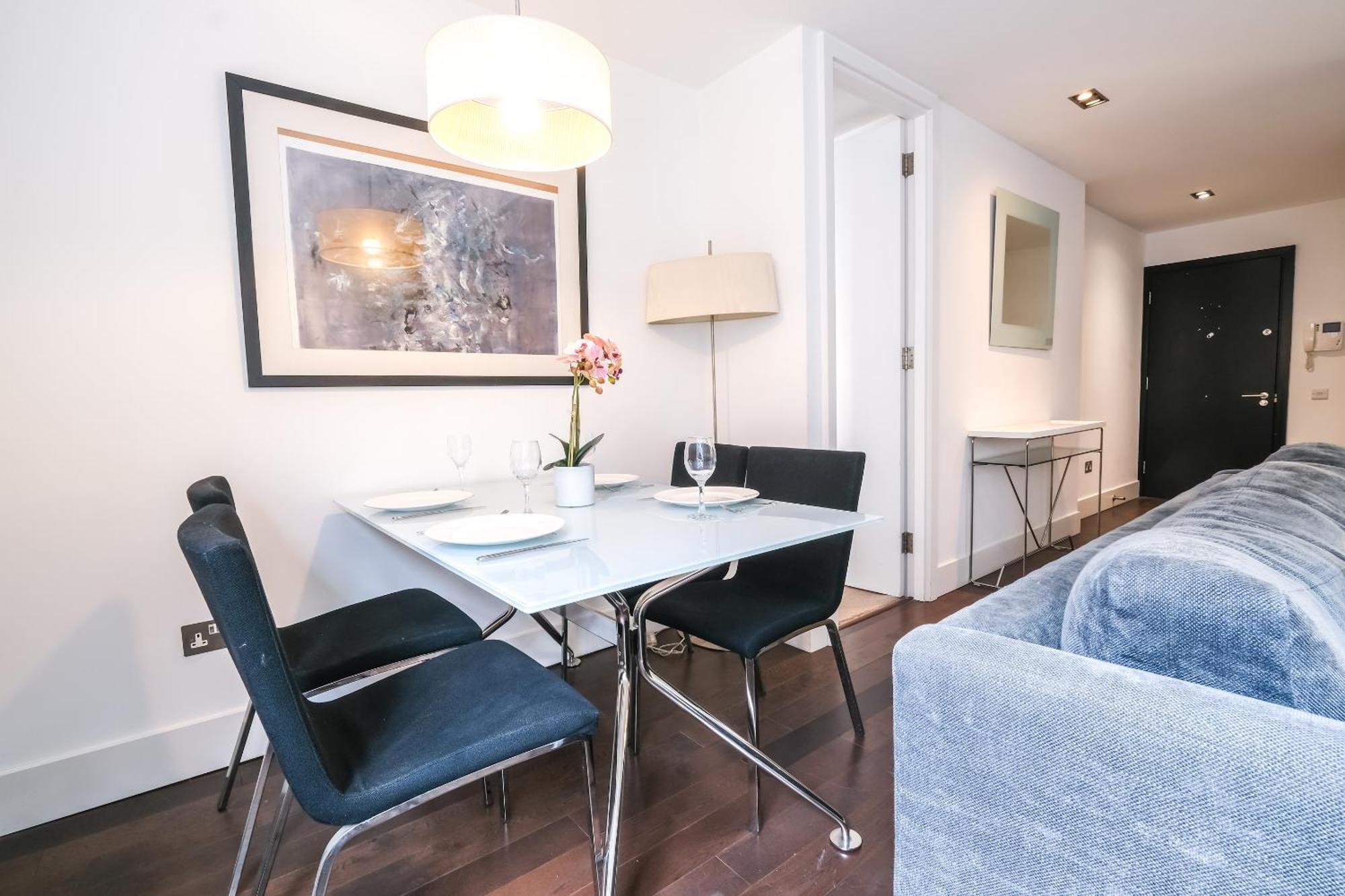 Stunning Serviced Apartments, Steps From Monument Station *