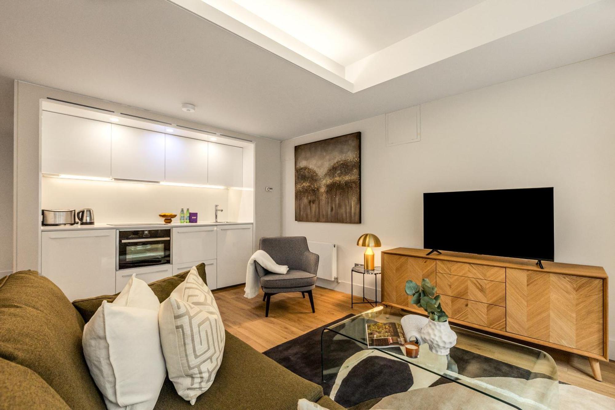 Stunning Serviced Apartments, Steps From Monument Station