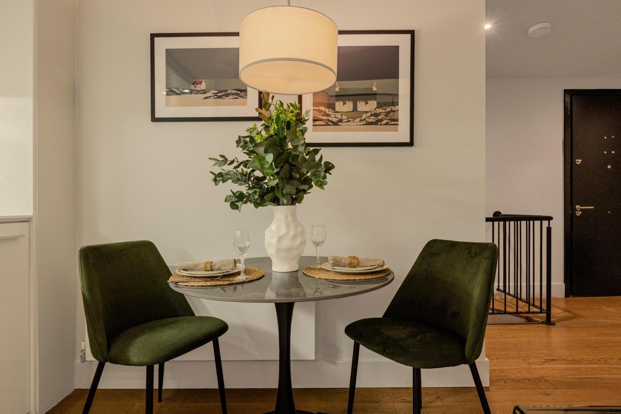 Stunning Serviced Apartments, Steps From Monument Station *